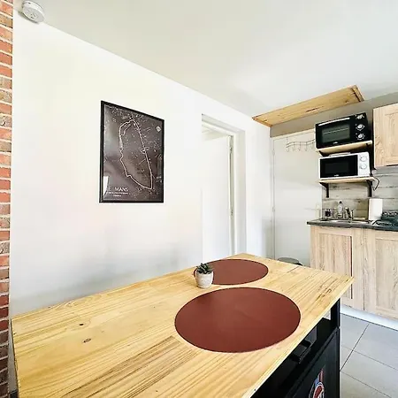 Appartement Aux Pieds Du Vieux-mans : Confort Et Lumineux - 2p